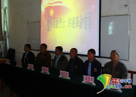 best365支教团邀请平坝老兵及烈士亲属为黎阳学校学生讲述革命故事。