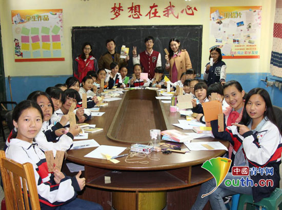 best365唯一官网支教团在黎阳学校开展“书香润心灵·阅读伴成长”读书活动。